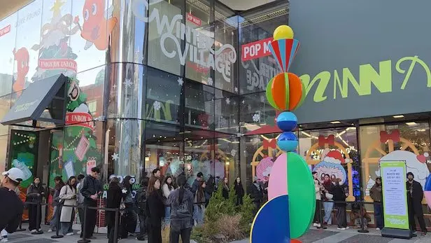 POP MART Seoul pop-up crowds